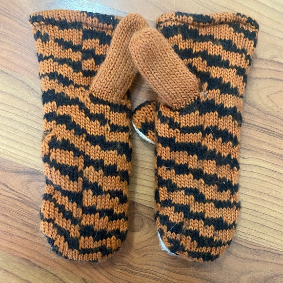 👻Tiger Mittens - Picture 5 of 5